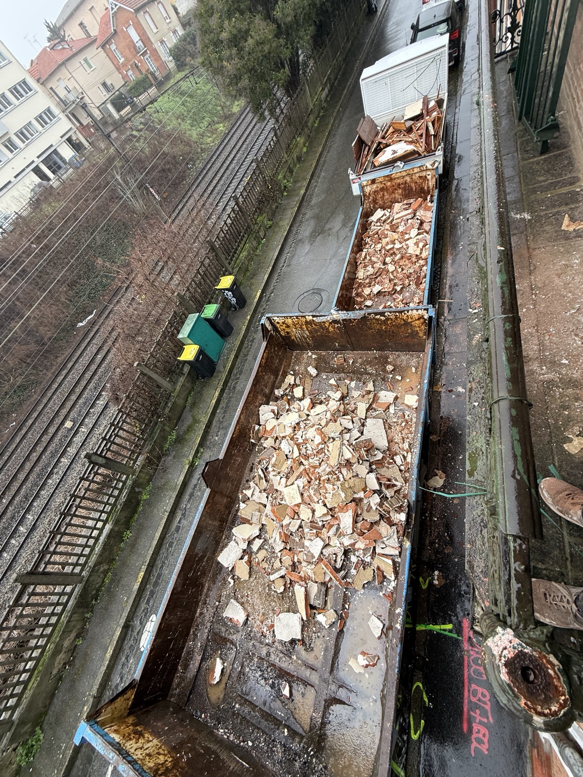 Vue d’ensemble de plusieurs bennes disposées le long du chantier